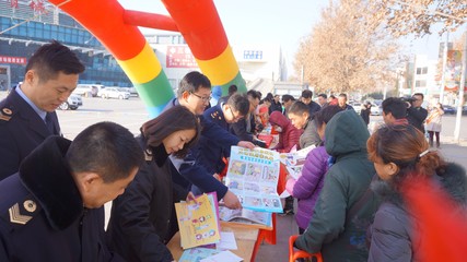 憲法宣傳走進(jìn)商貿(mào)城 2017年城陽(yáng)區(qū)“12.4”國(guó)家憲法日法治活動(dòng)親民接地氣