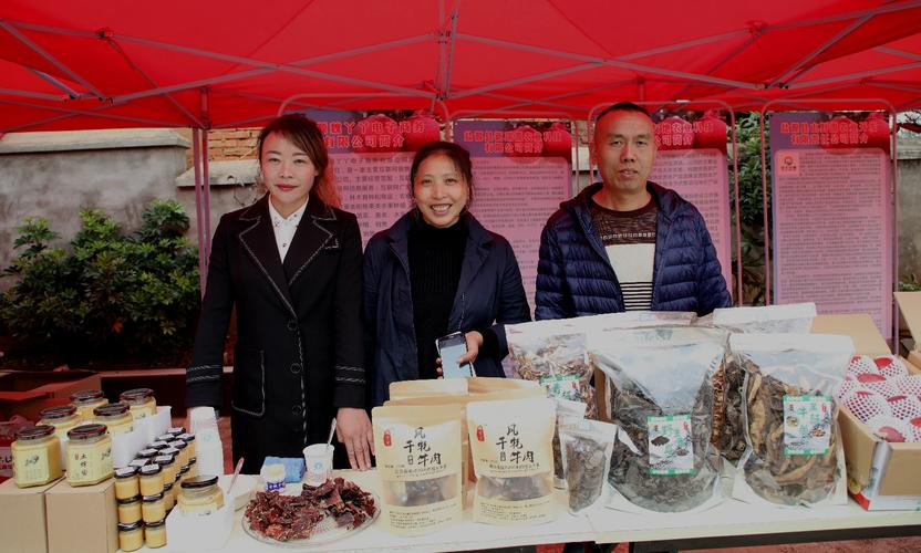高原瑰寶亮相蓉城 2019成都涼山州商貿(mào)對(duì)接活動(dòng)鹽源農(nóng)特產(chǎn)品展示現(xiàn)場(chǎng)掠影
